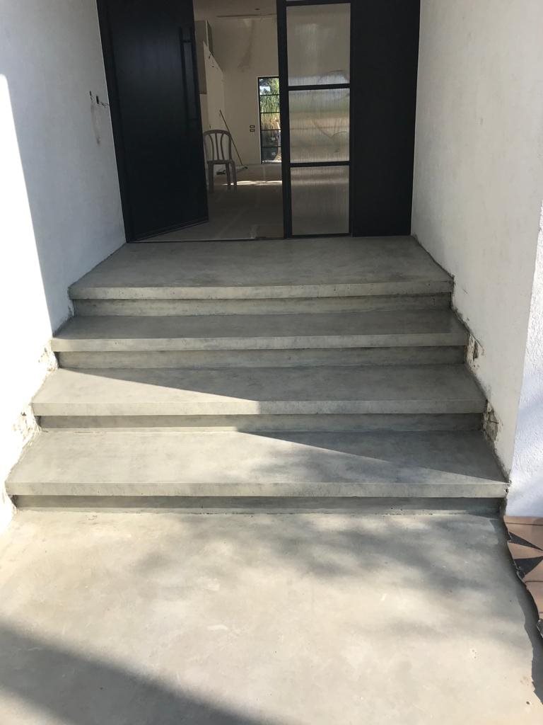 מדרגות בטון בכניסה לעסק
